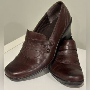Clarks Casual Slip-On Round Toe. Brown /Red Leather Walking Loafers Sz 9.